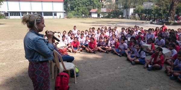 Indien2016-Auf dem Schulhof der MHS
